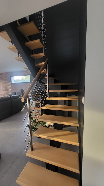 Peinture noire cage d'escalier avec marche bois