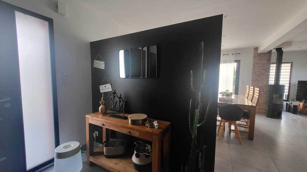 pose-peinture-noire-entree-maison